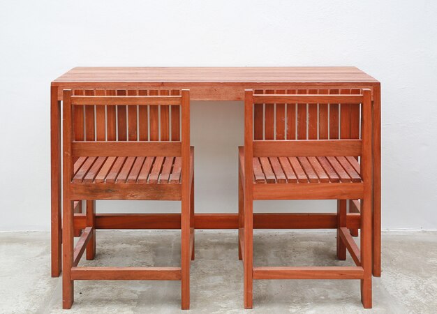 Meubles en bois dur, table et chaise en bois d&#39;intérieur sur fond de mur de ciment blanc.