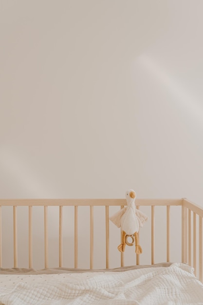 Meubles de chambre de bébé en bois, lit de berceau, jouet, couverture en mousseline de canard, chambre de bébé, intérieur moderne avec murs blancs