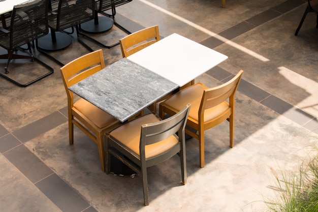 Meubles de jardin chaises et table sur la terrasse