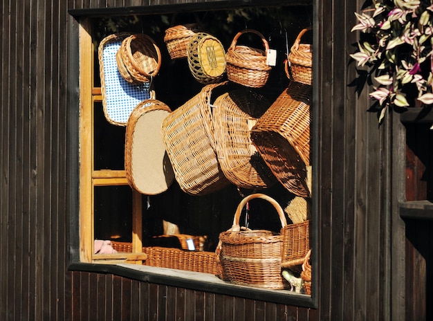 meubles en rotin et bouteille avec décoration en bois en plein air dans la nature