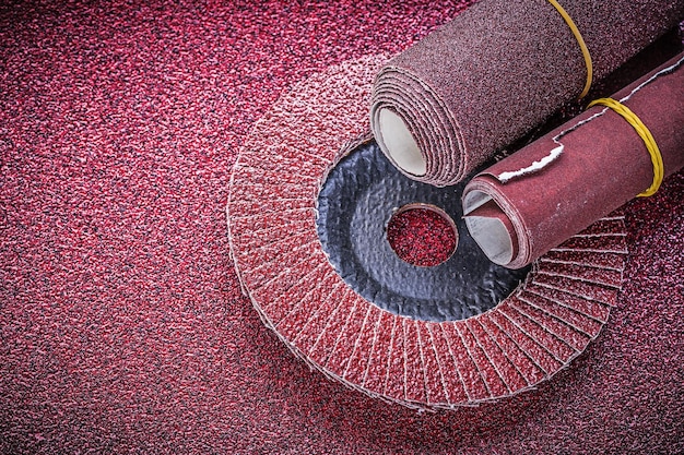 Meule à lamelles en papier de verre roulé sur feuille abrasive