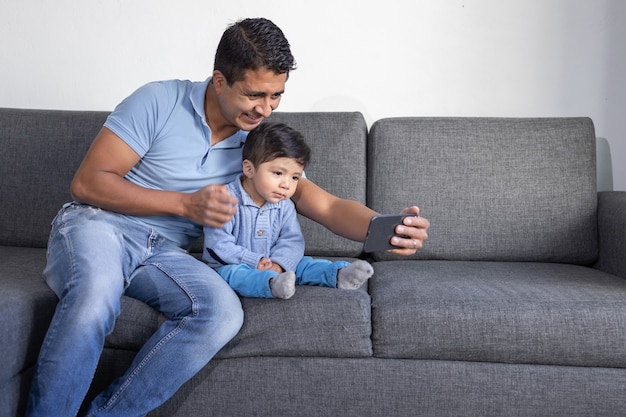 Mexicain père et fils faisant un appel vidéo