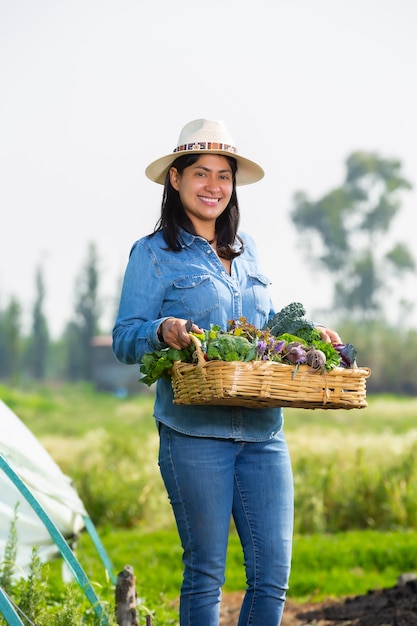 Mexicaine, cueillette de légumes à Xochimilco