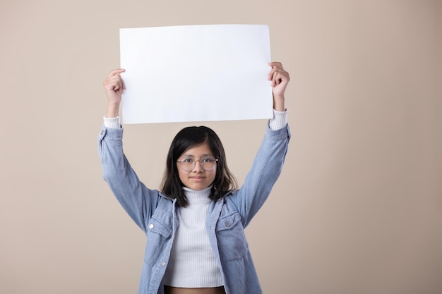 Mexicaine jeune fille tenant une affiche journée internationale de la femme39s