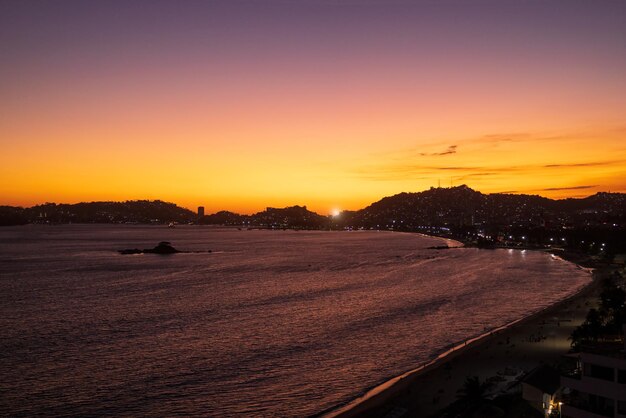 Mexique Acapulco resort plages et coucher de soleil sur l'océan près de la zone Zona Dorada Golden Beach