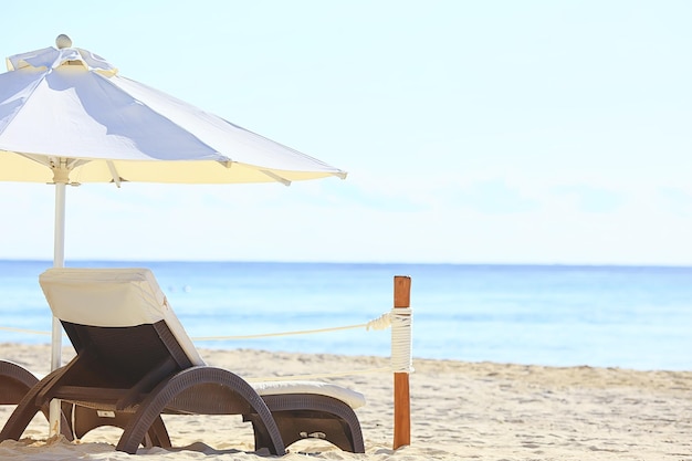 mexique caraïbes hôtel plage chaises longues au bord de la mer vacances