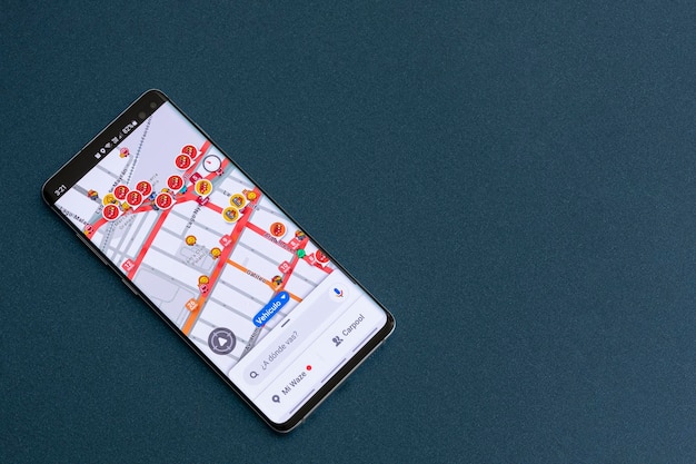 Mexique CDMX 30 avril 2022 WAZE sur l'écran du téléphone portable montrant un trafic intense dans la ville