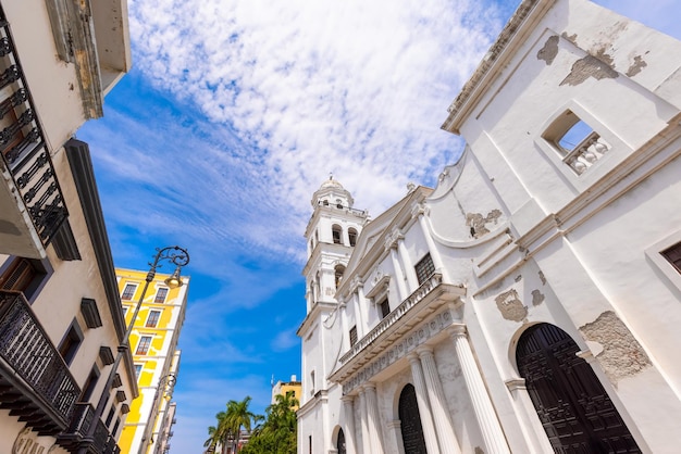 Mexique Veracruz rues colorées et maisons coloniales dans le centre-ville historique près de la promenade maritime