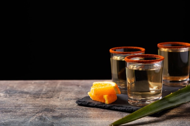 Mezcal boisson mexicaine avec du sel de ver sur une table en bois