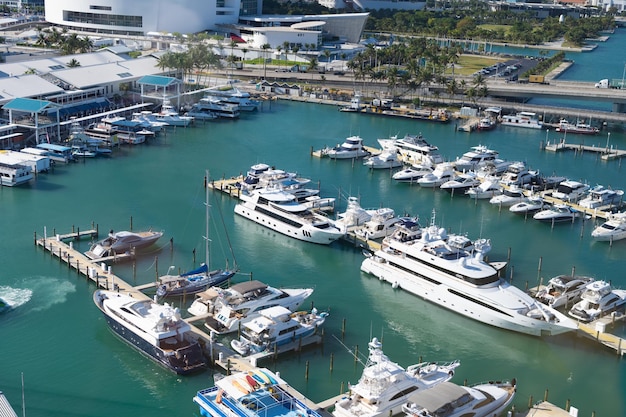Miami Beach Florida USA 23 mars 2021 bateaux de luxe dans le port de yacht en été