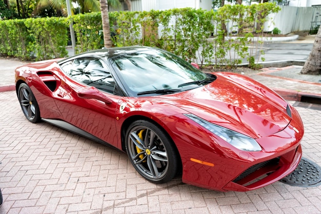 Photo miami beach, floride, états-unis, 18 avril 2021 - vue du coin du véhicule ferrari 488 gtb rouge