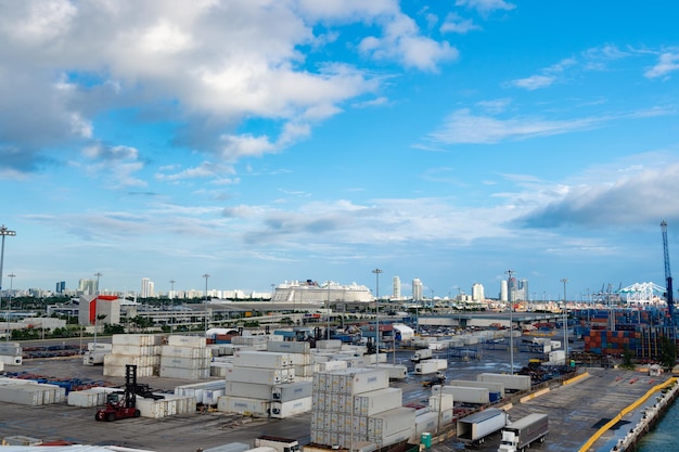 Miami Florida USA 22 novembre 2015 port maritime de fret avec conteneurs pour l'expédition