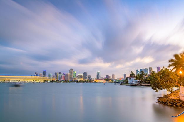 Miami, en Floride, États-Unis, l'horizon du centre-ville sur la baie