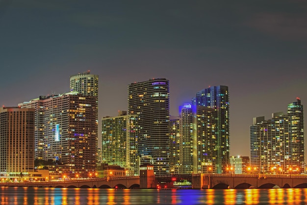 Miami nuit au centre-ville. Ville de Miami, panorama nocturne des gratte-ciel du centre-ville.