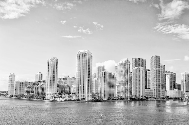 Miami Seascape avec des gratte-ciel dans le centre-ville de Bayside