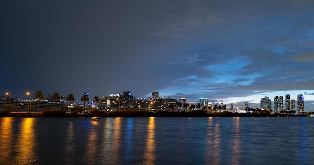 Miami skyline panorama de la ville de miami avec des gratte-ciel urbains sur la mer avec réflexion