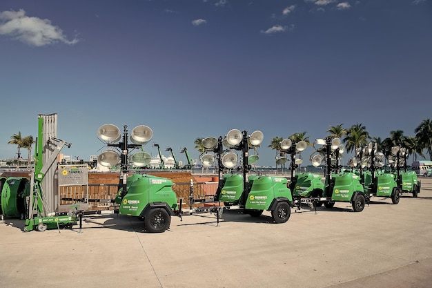 Miami États-Unis 29 février 2016 équipements industriels mobiles ou outils pour l'éclairage sur roues lors d'une exposition ou d'une foire commerciale en plein air par une journée ensoleillée sur un ciel bleu