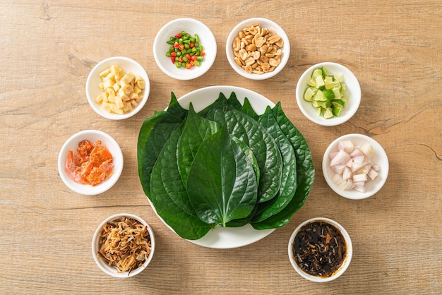 Miang kham - Un apéritif d'enveloppement de feuilles royales - C'est une collation traditionnelle d'Asie du Sud-Est de la Thaïlande et du Laos.