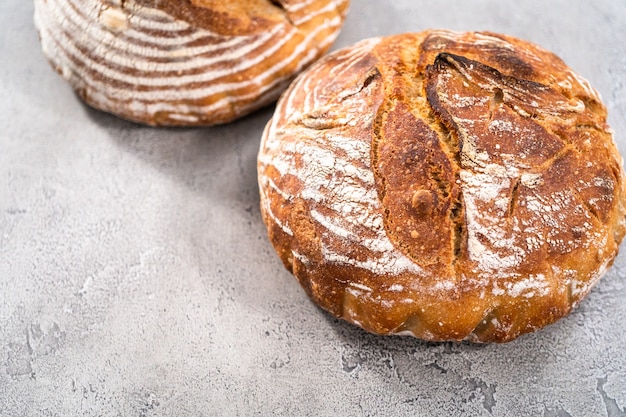 Miche fraîchement cuite d'un pain au levain de blé avec des marques de panier à pain.