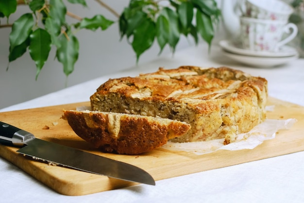 Miche de gâteau de pain aux bananes sur la table à manger