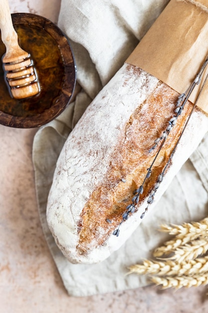 Miche de pain artisanal au levain à la lavande et au miel avec des épis de blé Pain artisanal traditionnel