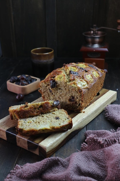 Une miche de pain aux bananes avec une tranche découpée.