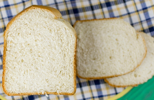 Une miche de pain blanc fait maison