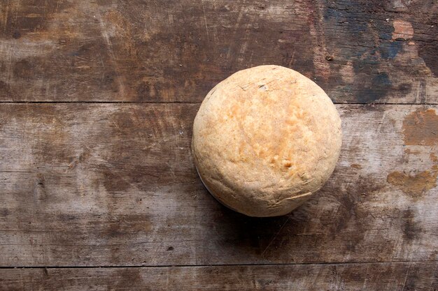 Miche de pain blanc sur une table en bois