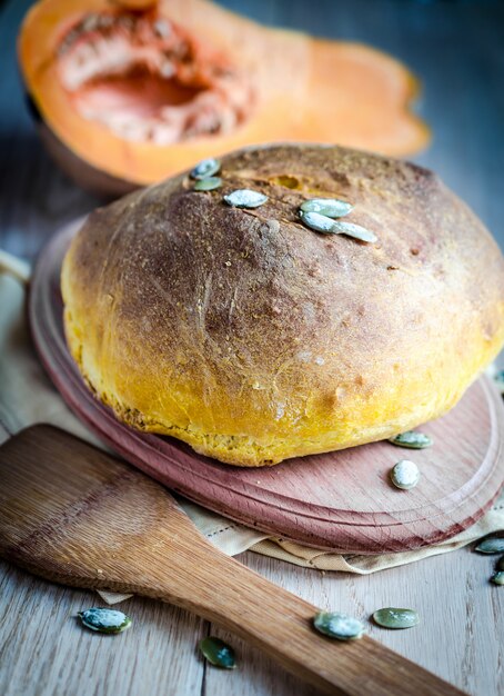 Miche de pain à la citrouille sur planche de bois