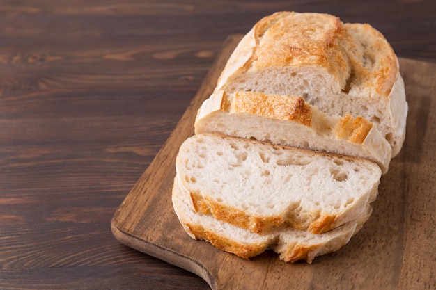 Une miche de pain croustillante maison sur fond sombre