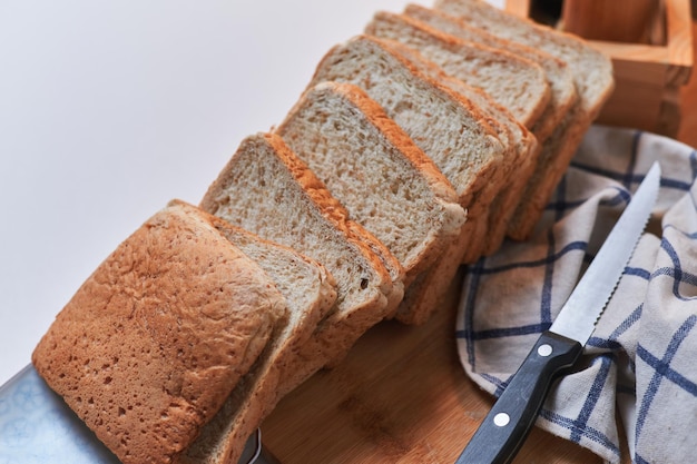 Une miche de pain avec du paprika rouge dessus