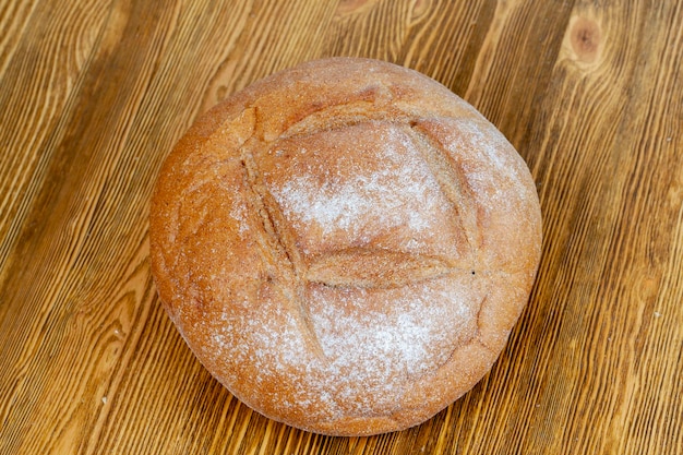 Une miche de pain de farine de blé à partir de céréales