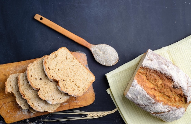 Miche de pain sur fond de bois gros plan alimentaire