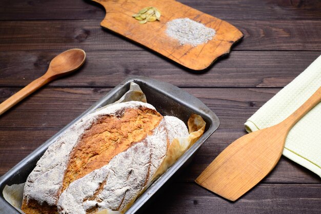 Miche de pain sur fond de bois gros plan alimentaire