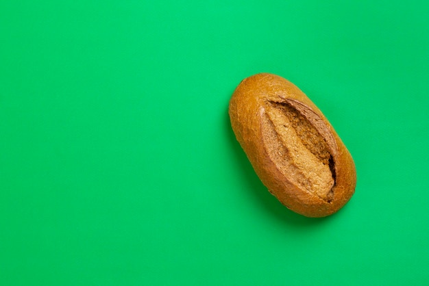 Une miche de pain fraîchement cuite au four noir simple vue de dessus de la nourriture siolée