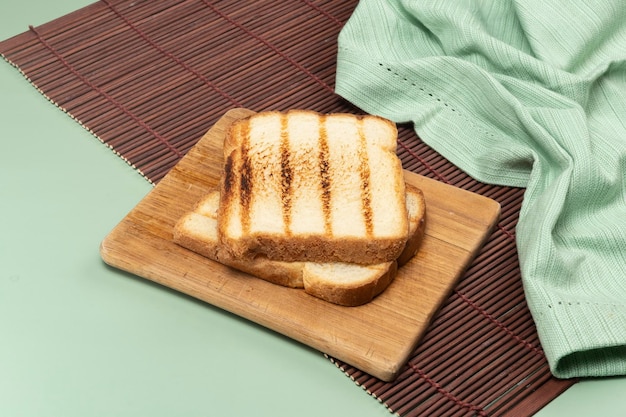 Miche de pain grillé sur une planche de bois