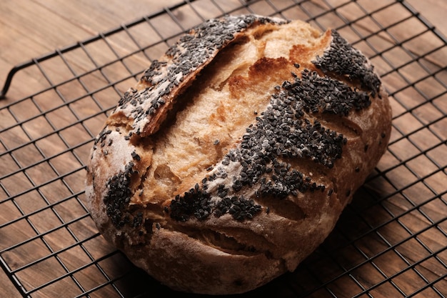 Une miche de pain sur une grille de refroidissement