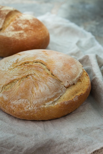 Miche de pain maison fraîchement cuit sur une table. Nourriture locale, pâtisserie et cuisine à la maison