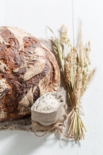 Miche de pain avec plusieurs grains pour le petit déjeuner sur blanc