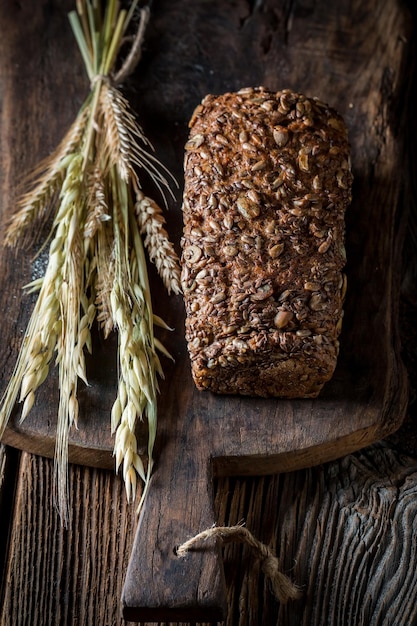 Miche de pain rustique aux céréales avec épis de blé