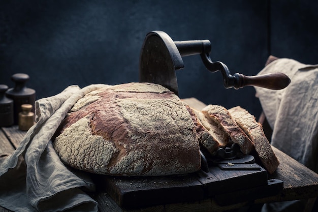 Miche de pain rustique dans une pièce sombre