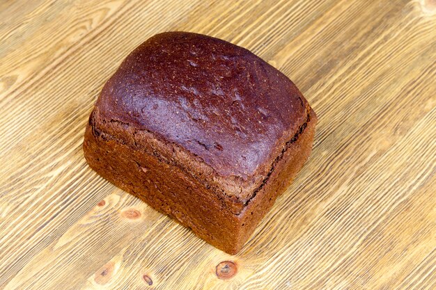 Une miche de pain de seigle frais en noir, cuit sous la forme d'un carré
