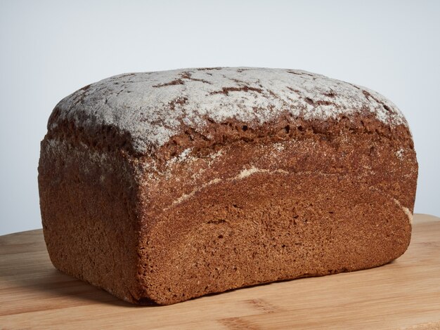 Miche de pain de seigle sur une planche de bois