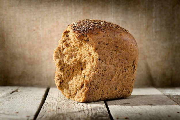 Miche de pain de seigle sur une table en bois