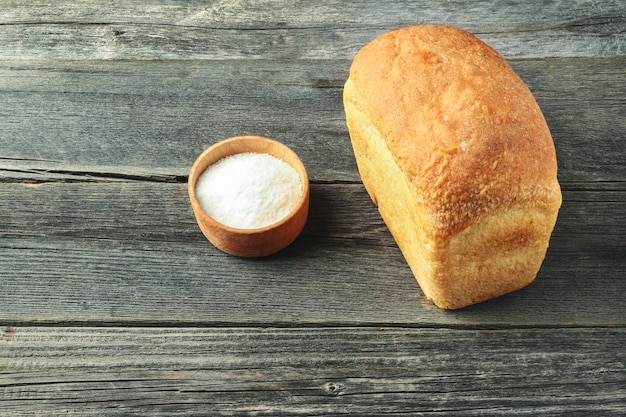 Miche de pain et sel sur une table en bois