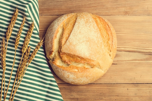 Une miche de pain sur une table en bois en vue de dessus