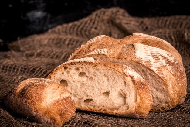 Miche de pain sur toile de jute, gros plan de la nourriture.