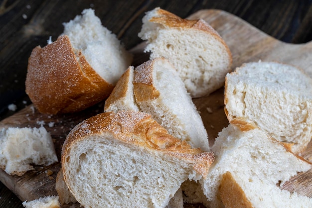 Miche de pain en tranches sur une planche à découper en bois