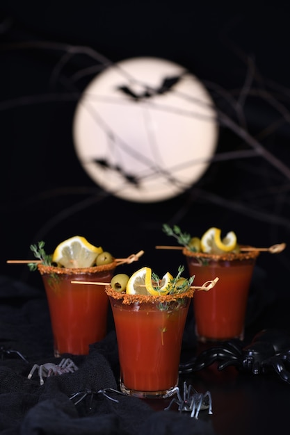 Michelada Mexicain cocktail alcoolisé jus de tomate sauce épicée et épices