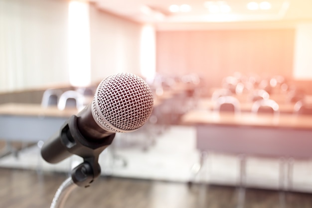 Micro sur scène en salle de séminaire